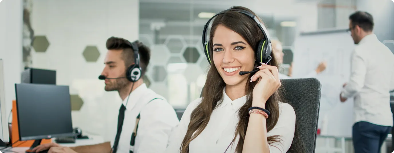 Señorita sonriente trabajando en un contact center para teleasistencia.